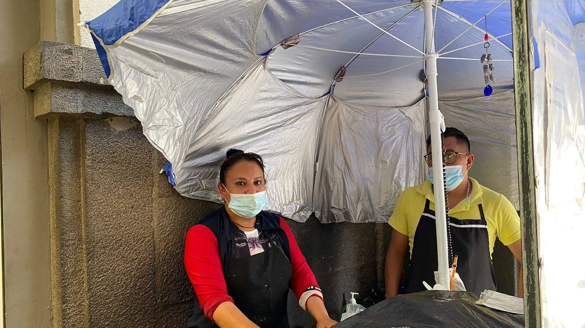 Hijas y nietos de María Joaquina Armenta Urbano continúan la tradición de vender los famosos tacos de guisado en el Pasaje del Ayuntamiento de Puebla